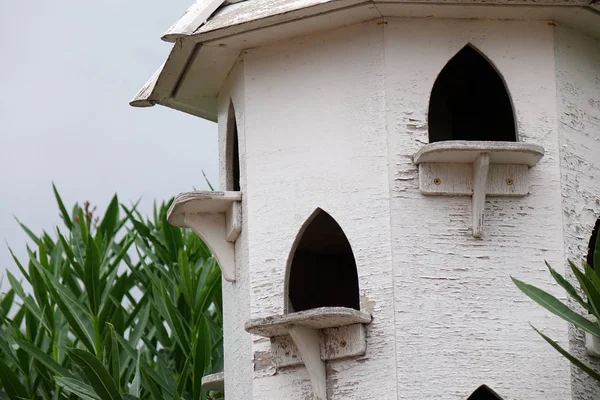 Witte houten huis voor vogels. witte, huis — Stockfoto
