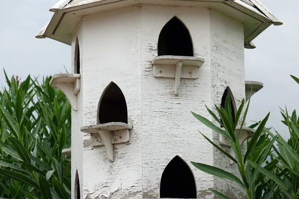 Witte houten huis voor vogels. witte, huis — Stockfoto