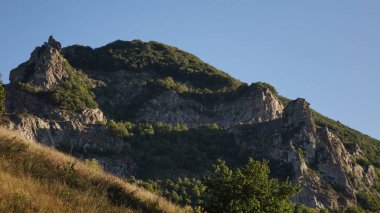 Muhteşem panoramik dağ manzarası ve güzel mavi gökyüzü arka plan. Vahşi bakir doğa güzelliği.