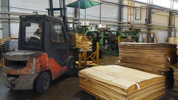 Butik För Tillverkning Plywood Lastaren Bär Stack Plywood Business Träförädling — Stockfoto