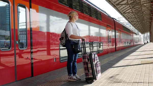 여자 여행자 화물 기차 기다리는 역에 도착. 여성을 위한 여행 컨셉. — 스톡 사진