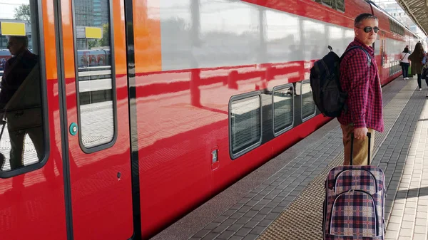 열차의 출발을 기다리는 역에서 짐가지고 남자 여행자. 여행 남자의 개념 . — 스톡 사진