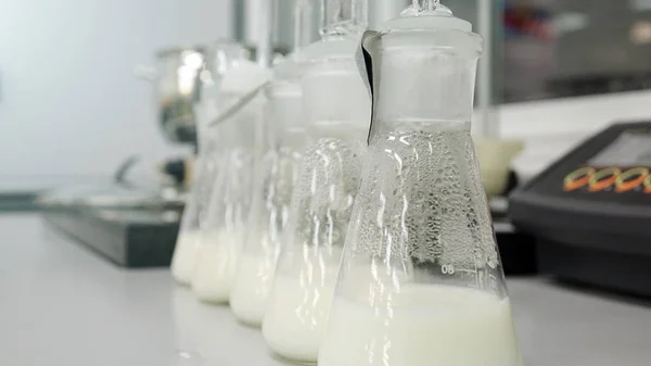 süt ve süt ürünleri Laboratuarda örnekleri