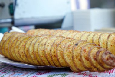 Bir sarmal içinde patates cipsi. Sokak gıda. Gevrek patates, yakın çekim.