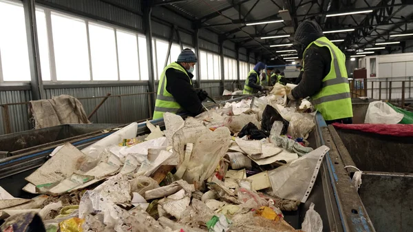 Trabajadores Planta Tratamiento Residuos Clasificación Basura Una Cinta Transportadora — Foto de Stock