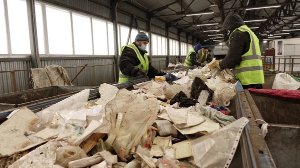 Trabajadores Planta Tratamiento Residuos Clasificación Basura Una Cinta Transportadora — Foto de Stock