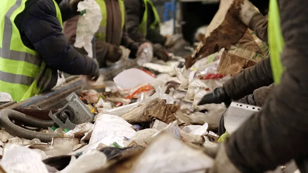Trabajadores Planta Tratamiento Residuos Clasificación Basura Una Cinta Transportadora — Foto de Stock