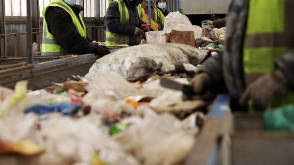 Pracowników Zakładzie Przetwarzania Odpadów Sortowanie Śmieci Przenośnik Taśmowy — Zdjęcie stockowe