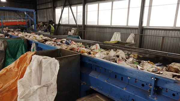 폐기물 공장에서 노동자입니다 컨베이어 벨트에 쓰레기 — 스톡 사진