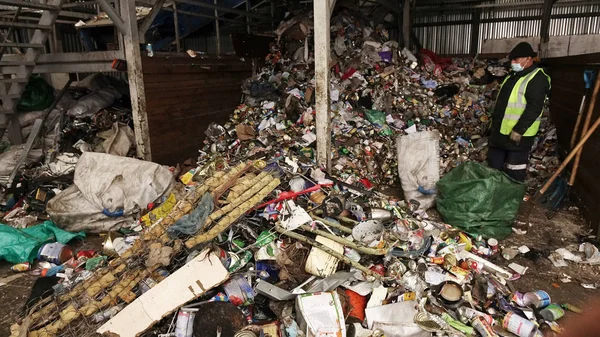 Trabajadores Planta Tratamiento Residuos Clasificación Basura Una Cinta Transportadora — Foto de Stock