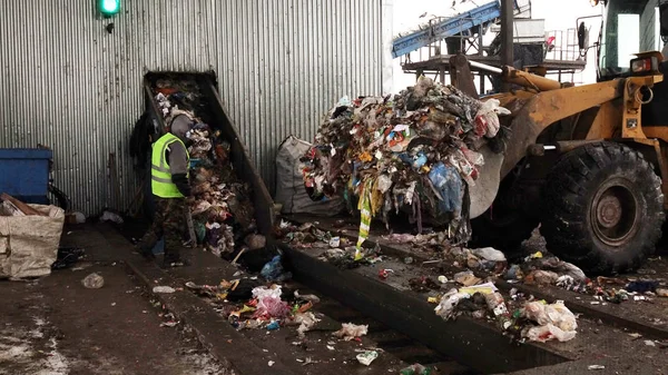 Trabajadores Planta Tratamiento Residuos Clasificación Basura Una Cinta Transportadora — Foto de Stock