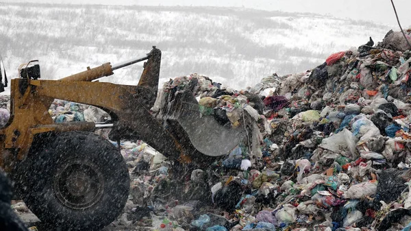 Workers Waste Processing Plant Sorting Trash Conveyor Belt — Stock Photo, Image