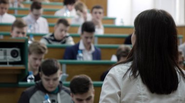 Bulanık öğrencilerin sınıf öğretmenleri ile eğitim kavramı vardır.