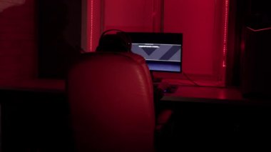 Bilgisayarda oynamak genç. Oda renkli neon led ışıkları vardır. Kumar bağımlılığı.