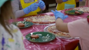 Çocuklar pizza pişirir. Pizza pişirmek için çocuklar için Master sınıf. İtalyan mutfağı. Yavaş hareket.