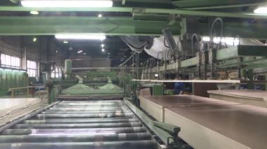 Lamine Fiberboard üretimi. Mobilya üretimi için elyaf levha