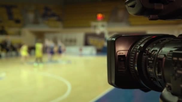 Basketball spielen im Sucher der Kamera . — Stockvideo