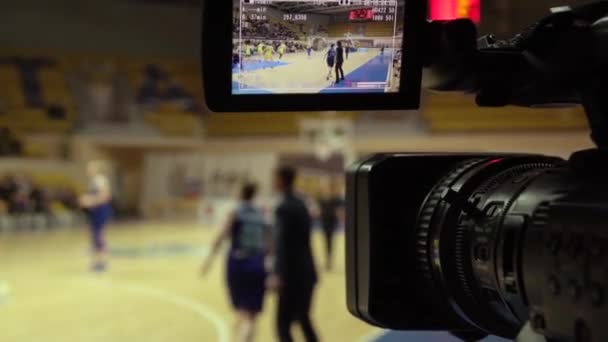 Basket diffusé.Jouer au basket dans le viseur de la caméra  . — Video