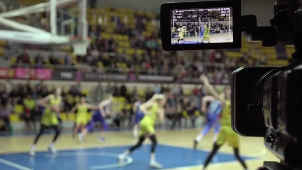 Basketbol yayını. Kameravizöründe basketbol oynamak . — Stok video