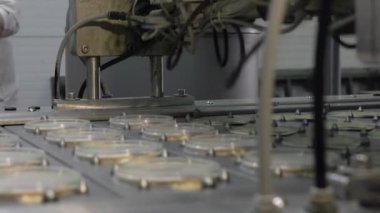 Ekşi krema imalatı. Modern üretim tesisinde boş kanlara ekşi krema döken endüstriyel makine