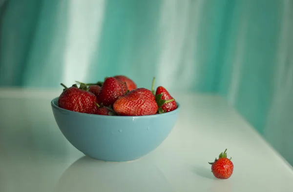 Fresh strawberries in a porcelain bowl on the table. — Stock Photo, Image