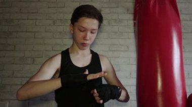 Boks eğitiminde siyah tişörtlü bir genç. Yavaş çekim