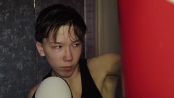 Un adolescente con una maglietta nera durante l'allenamento di boxe. Rallentatore — Video Stock