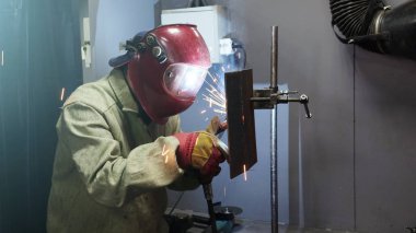 Maskeli kaynakçı. Metal ürün kaynak makinesi tarafından kaynak .