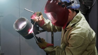 Maskeli kaynakçı. Metal ürün kaynak makinesi tarafından kaynak .