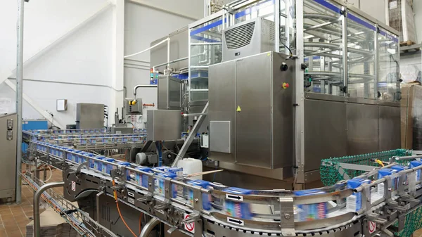 Línea transportadora en la planta láctea. línea de producción automática — Foto de Stock