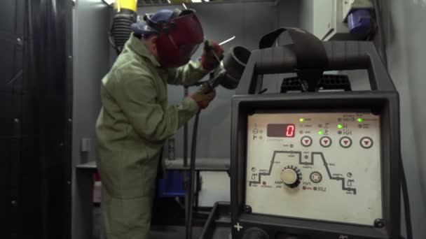 Mužský pracovník pracující na svařovacím stroji. Svařování v průmyslovém podniku. — Stock video