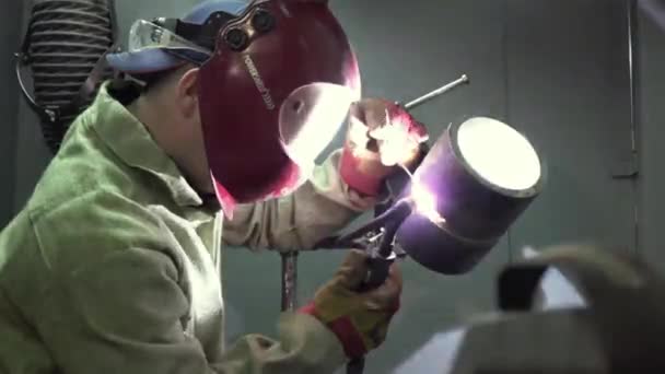 Trabajador masculino trabajando en la máquina de soldadura. Soldadura en una empresa industrial . — Vídeos de Stock