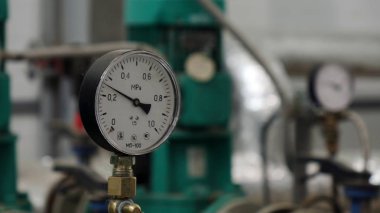 Yeni ekipmanlarla kazan dairesinde kontrol sensörleri.