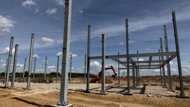 Metal yapılardan tesisin inşaatı .