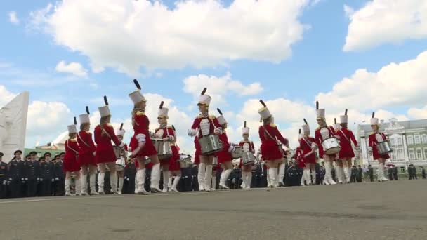 Vologda. Russia-July 2018: Young drummers line up and beat the melody. Street performance on the occasion of the holiday. — Stock Video