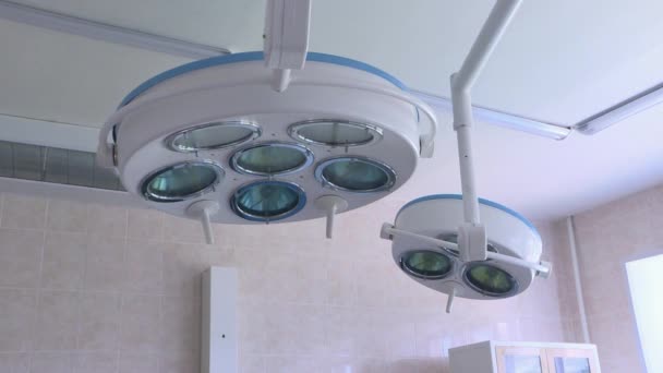 Lampada medica luminosa nella sala operatoria dell'ospedale  . — Video Stock