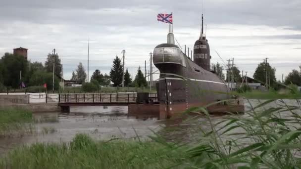 Vytegra. Russia-juni 2019: ubåt B-440 på piren. Används som ett museum för de nordliga och baltiska flottorna — Stockvideo