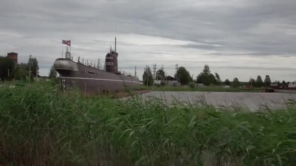 Vytegra. Russia-juni 2019: ubåt B-440 på piren. Används som ett museum för de nordliga och baltiska flottorna — Stockvideo