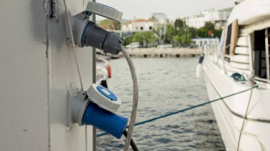 Tekne ve yatlar için şarj istasyonu, Liman'daki gemileri şarj etmek için elektrik prizleri.