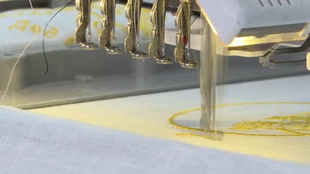 Автоматическая швейная машина. Современная текстильная промышленность . — стоковое видео