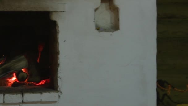 Forno tradicional russo, cozinhar em madeira . — Vídeo de Stock