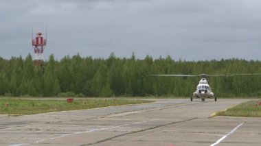 pistte helikopter. Havacılık afet tıbbı.