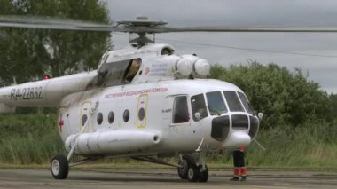 Vologda.Russia-Ağustos 2019: helikopter pistte. Havacılık afet tıbbı.