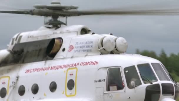 Vologda.ロシア-2019年8月:滑走路上のヘリコプター。航空災害医療. — ストック動画