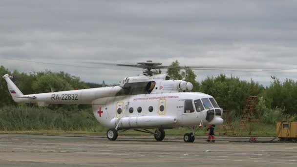 Vologda. Rusland-augustus 2019: helikopter op de landingsbaan. De luchtvaart ramp geneeskunde. — Stockvideo