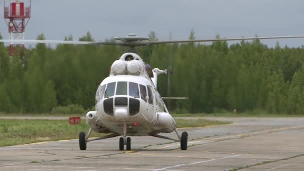 Hubschrauber auf der Landebahn. die Medizin gegen Flugkatastrophen. — Stockvideo