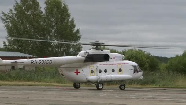 Vologda.Rusia-agosto 2019: helicóptero en la pista. La medicina aeronáutica . — Vídeo de stock