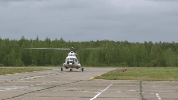 Hubschrauber auf der Landebahn. die Medizin gegen Flugkatastrophen. — Stockvideo