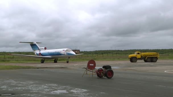 Petrolero en el aeropuerto. Preparación de aeronaves y helicópteros para volar — Vídeos de Stock