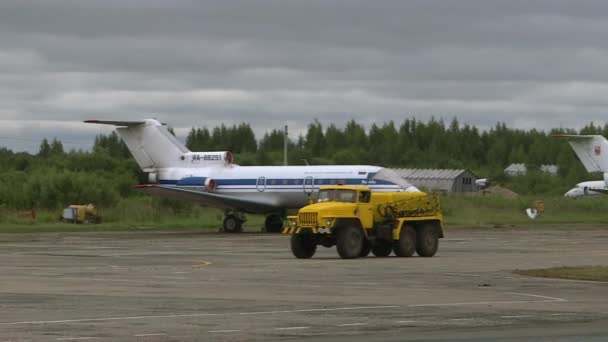 空港でタンカー.飛行する航空機やヘリコプターの準備 — ストック動画